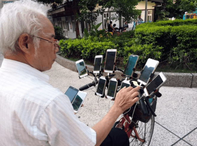 70-Year-Old Pokemon Hunter Grandpa Uses 11 Smartphones To Catch ‘Em All